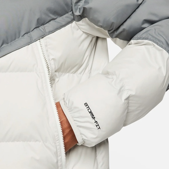 NWT Nike Sportswear Storm-FIT Windrunner Men’s PRIMALOFT - Smoke grey/Light bone - Picture 6 of 16